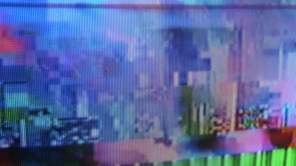 Повреждение видеосигнала, глюк, ошибка, цветной шум, пиксели на старом телевизионном экране. 4K — стоковое видео