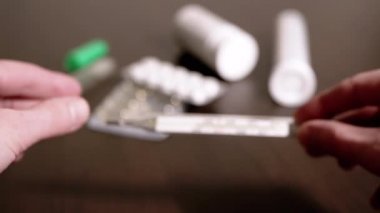 Kadın Elleri Yüksek Vücut Sıcaklığına sahip Cam Cıva Termometresi Tutuyor
