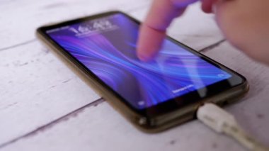 Bir SIM Kartın Kilidini Açmak İçin Akıllı Telefonun Ekranında Bir Dijital PIN Koduna Giren Kadın
