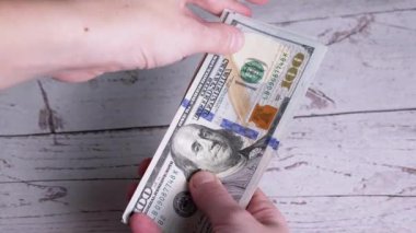 Kadın Eller 100 Dolarlık banknotları sayıyor, Banknotları Sayıyor