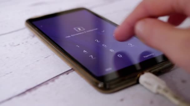 La hembra ingresa un código PIN digital en la pantalla de un teléfono inteligente para desbloquear una tarjeta SIM — Vídeos de Stock