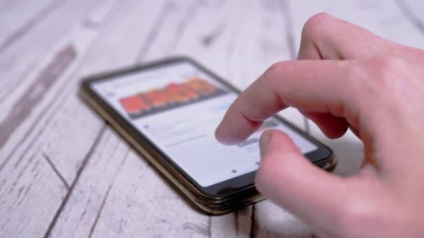 Femmina sta navigando il menu di Internet in uno smartphone per ordinare Sushi a casa — Video Stock