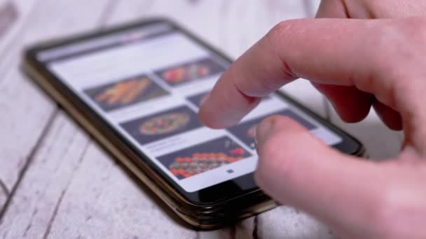 Femmina sta navigando il menu di Internet in uno smartphone per ordinare Sushi a casa — Video Stock