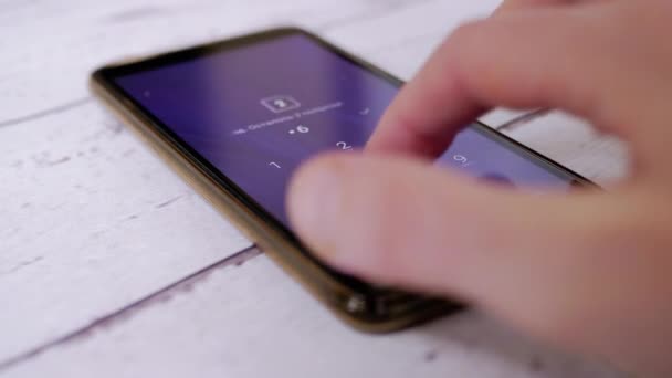 La hembra ingresa un código PIN digital en la pantalla de un teléfono inteligente para desbloquear una tarjeta SIM — Vídeos de Stock