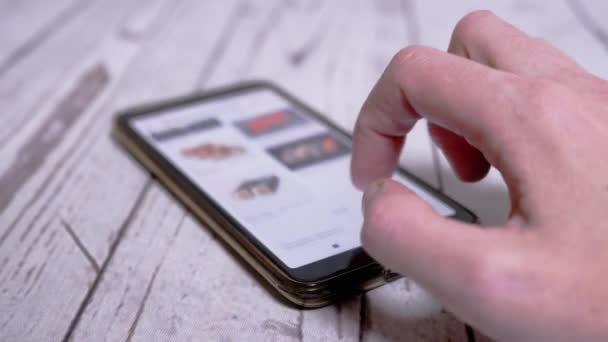 Femmina sta navigando il menu di Internet in uno smartphone per ordinare Sushi a casa — Video Stock