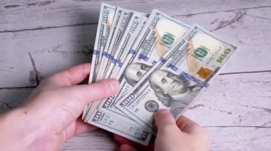 Kadın Eller 100 Dolarlık banknotları sayıyor, Banknotları Sayıyor