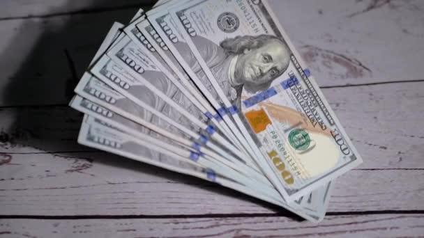 Masaya atılan 100 Dolarlık banknotlarla dolu para yığını. Ağır çekim. Kapat. — Stok video