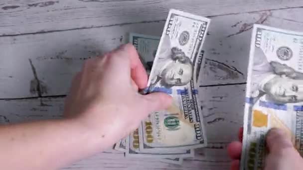 Kadın Eller 100 Dolarlık banknotları sayıyor, Banknotları Sayıyor — Stok video