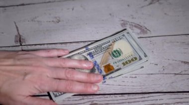 Dişi Eller 100 Dolarlık banknotlar diziyor, para sayıyor. Yavaş çekim