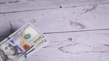 Kadın Eller Masa 'ya 100 Dolarlık banknot Yığıyor. 4 bin. Kapat.