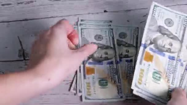 Kadın Eller 100 Dolarlık banknotları sayıyor, Banknotları Sayıyor — Stok video