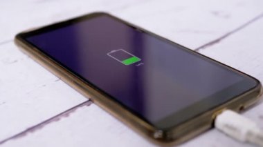 Masada uzanan bir akıllı telefonu ya da cep telefonunu şarj etmek. Yakınlaştır. Kapat.