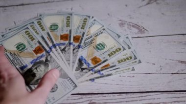 Kadın El Bir Yığın Yelpaze Aldı Masada yatan 100 Dolarlık Faturalar