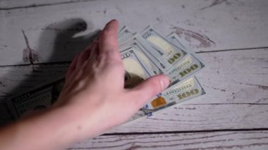 Kadın El Bir Yığın Yelpaze Aldı Masada yatan 100 Dolarlık Faturalar