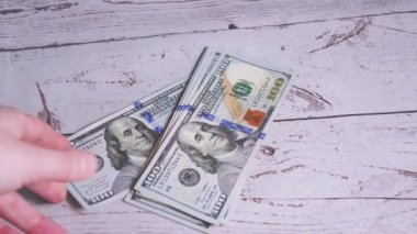 Kadın Eller Masaya Bir Yığın 100 Dolarlık Fatura Atar. 4 bin. Yavaş çekim