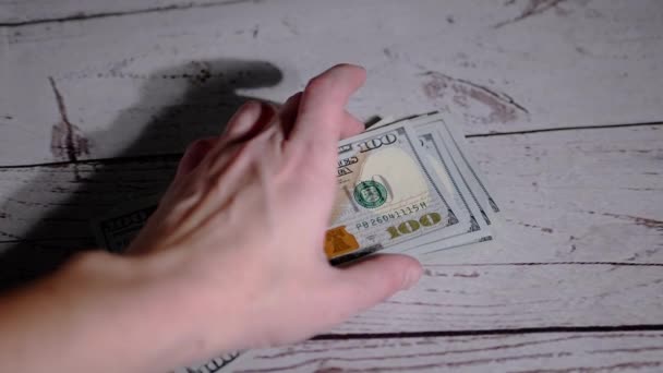 Manos femeninas tomando una pila de billetes de 100 dólares, contando dinero. Movimiento lento — Vídeo de stock