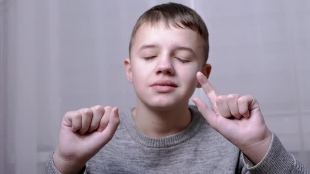 Unavené dítě počítá do deseti na prstech Natáhne dlaněmi ruce dopředu. 4K — Stock video