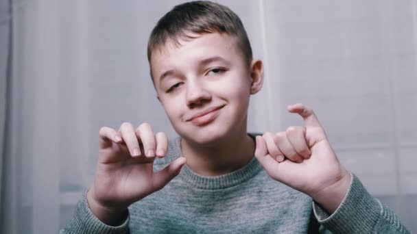 Fáradt gyermek tízig számol az ujjaival, tenyérrel nyújtja előre a kezét. 4K — Stock videók