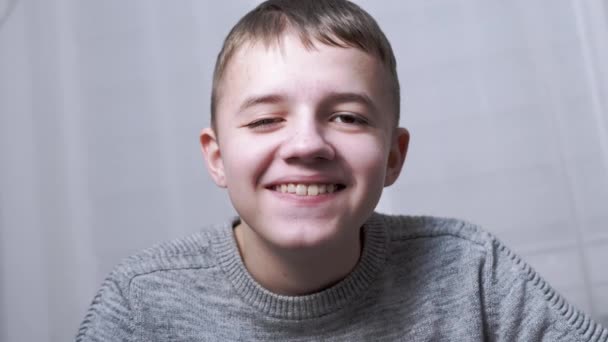 Portret van lachende vrolijke lachende jongen kijkend naar de camera. 4K. Sluiten. — Stockvideo