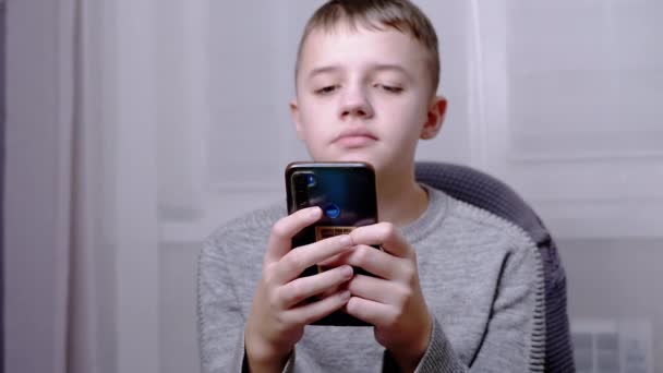 신경질적으로 웃는 감정적 자녀는 스마트폰 화면을 보고 핑거를 찔러댔다. 4K — 비디오