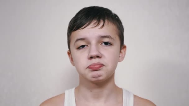 Knappe blanke jongen die kauwt op kauwgom kijkend naar de camera. 4K. Sluiten. — Stockvideo
