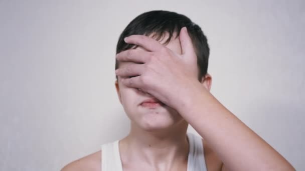 Frustrerade barn träffar sig själv i ansiktet med handflatan. 4K. Närbild. Långsamma rörelser — Stockvideo