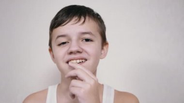 Gülümseyen Çocuk Sakız çiğniyor ve kameraya bakıyor. Yakın plan. 4 bin. Yavaş çekim