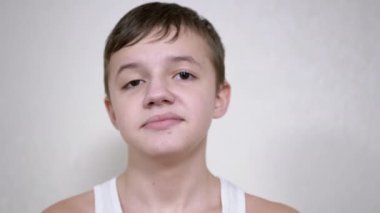 Kızgın Çocuk, yumruğuyla çenesini kaldırıp kameraya bakıyor. 4 bin. Kapat.