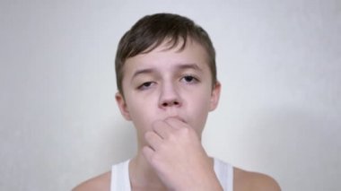 Kameraya bakan yakışıklı beyaz sakız çiğneyen çocuk. 4 bin. Kapat.