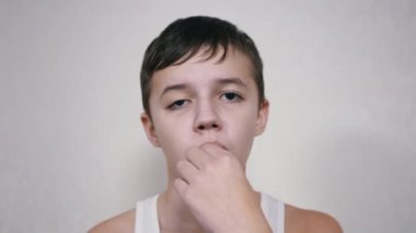 Kameraya bakan yakışıklı beyaz sakız çiğneyen çocuk. 4 bin. Kapat.