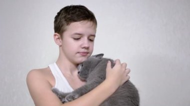 Gülümseyen Çocuk, Kucağında Yumuşak Bir Kedi Kucaklıyor. 4K