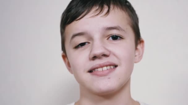 Lächelnder Junge winkt mit den Armen und zeigt Gesten der Begrüßung, des Wiedersehens, des Blicks in die Kamera — Stockvideo