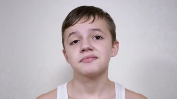 Frustrerade barn träffar sig själv i ansiktet med handflatan. 4K. Närbild. Långsamma rörelser — Stockvideo
