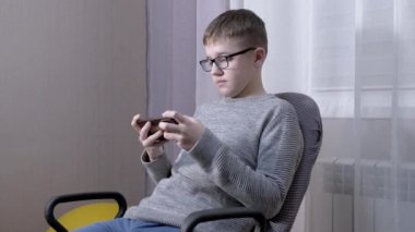 Akıllı Çocuk Smartphone 'da Mobil Uygulamada Video İzliyor