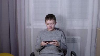 Yakışıklı Çocuk Odada Bir Akıllı Telefondan Konuşuyor.