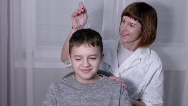 Masaż masażysty głowy dziecka z masażerem Akupunktury Kapilarnej — Wideo stockowe