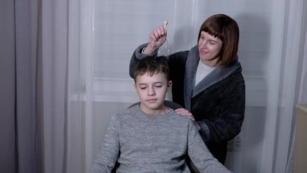 母でバスローブのマッサージ頭の子供とともに毛細血管鍼治療マッサージ — ストック動画