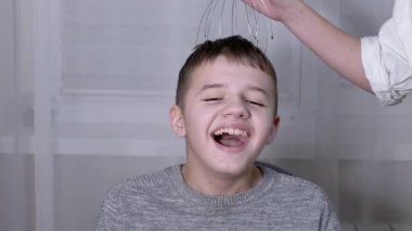 Kadın El, Kılcal Akupunktur Masajcısı ile Bir Çocuğun Başına Masaj Yapıyor