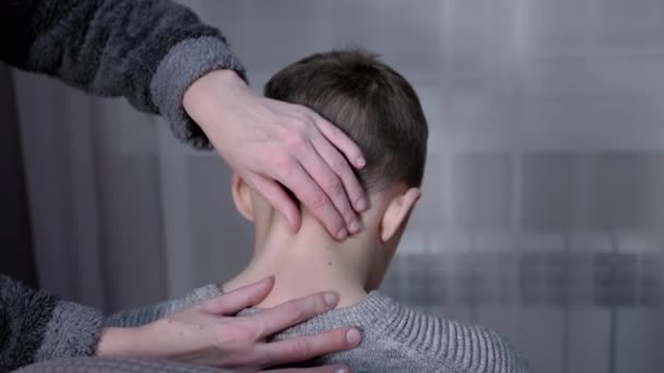 Hands of the Masseuse makes Massage the Cervical Spine of the Child at Home — Stock Video