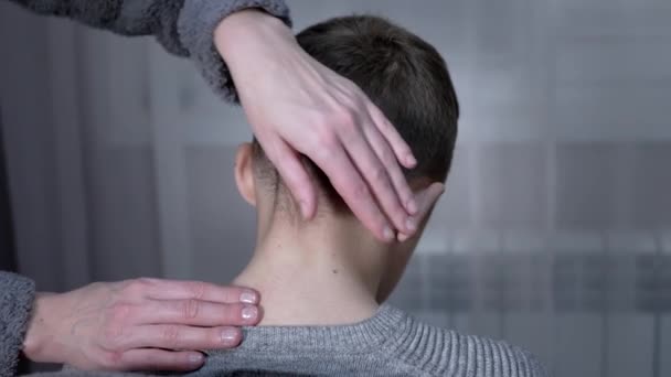 Hands of the Masseuse makes Massage the Cervical Spine of the Child at Home — Stock Video