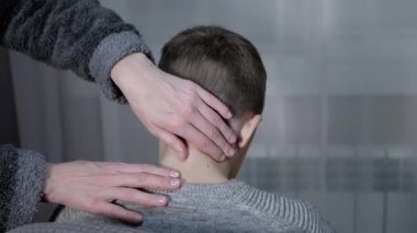 Masözün Elleri Masajı Evde Çocuğun Servikal Omurgası Yapıyor