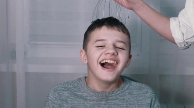 Kadın El, Kılcal Akupunktur Masajcısı ile Bir Çocuğun Başına Masaj Yapıyor