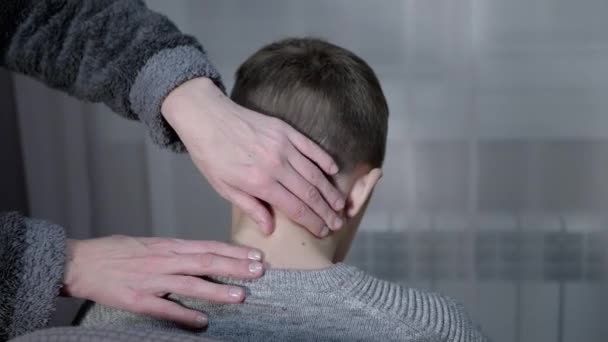 Mãos da massagista faz massagem a coluna cervical da criança em casa — Vídeo de Stock