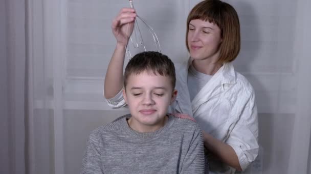 Массажистка Массаж головы ребенка с помощью капиллярного иглоукалывания Массажер — стоковое видео