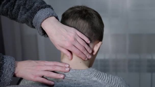 Las manos de la masajista hacen del masaje la columna cervical del niño en casa — Vídeo de stock