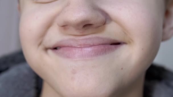 Retrato de Rosto Sorrindo Happy Laughing Boy Olhando para a câmera. Close-up — Vídeo de Stock