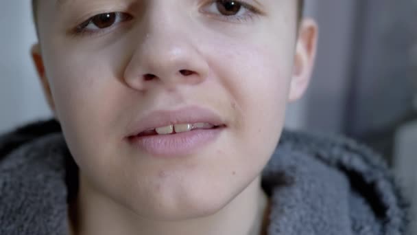 Fatigué, somnolent enfant ouvre sa bouche large, bâillements montre ses dents, langue — Video