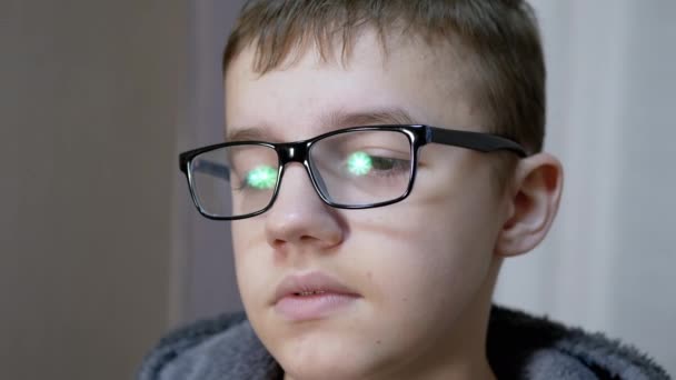 Zmęczone smutne dziecko w okularach z przygnębionymi oczami, opadające spojrzenie patrzy w dół, wzdychając — Wideo stockowe