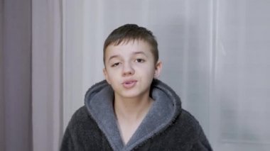 Bornozlu çocuk neşeyle ağlıyor, bağırıyor, konuşuyor, kameraya bakıyor. 4K