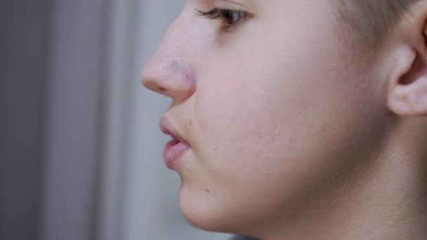 Gesichtsbild eines sprechenden aggressiven Teenagers mit vergilbten Zähnen. 4K. Nahaufnahme — Stockvideo